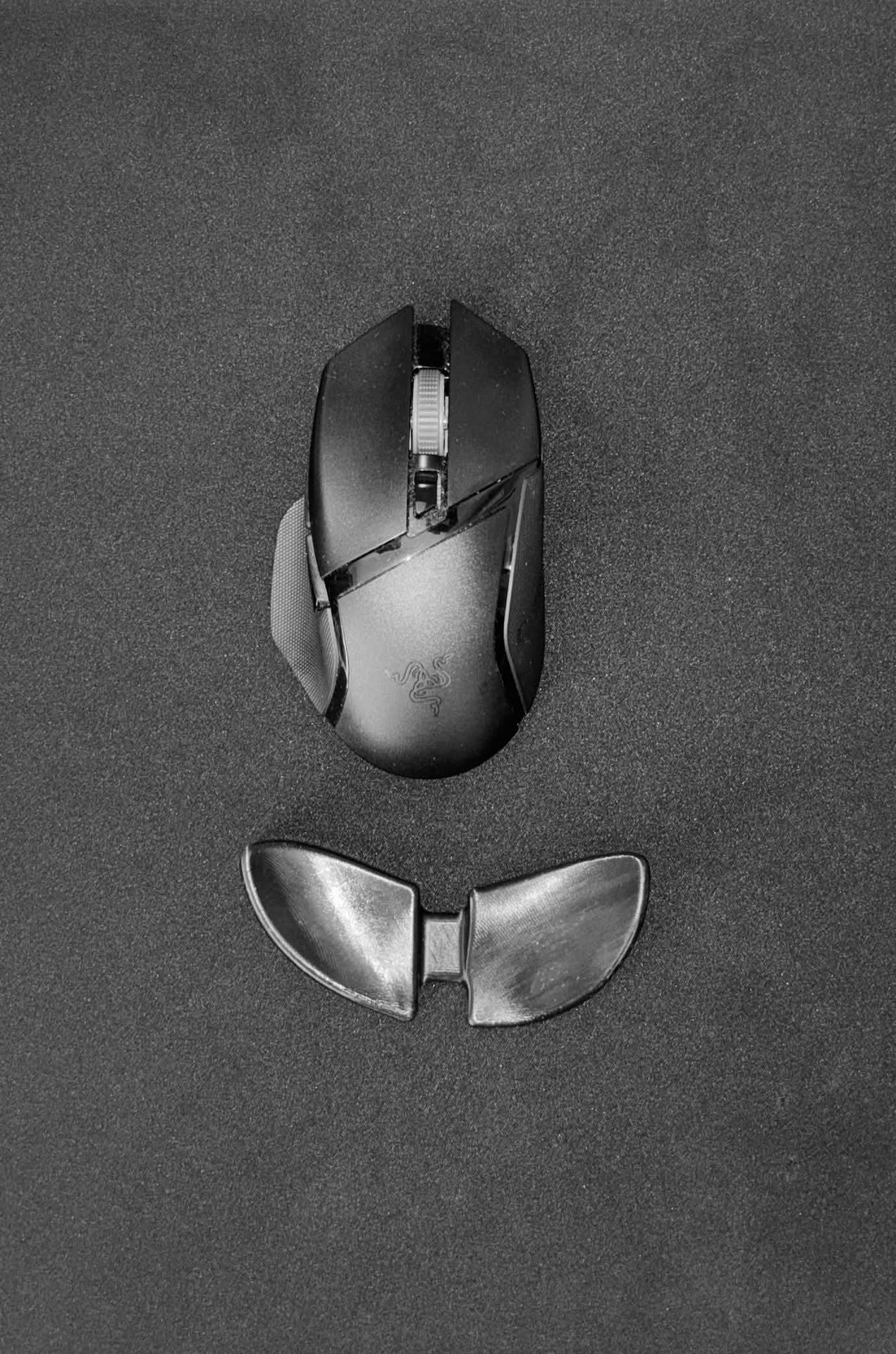 Un handpose à côté d'une souris
